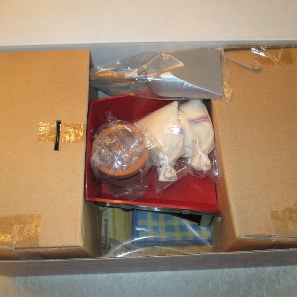 American Girl Felicity Merriman Stable (brand new in original shipping box) - Picture 2 of 2